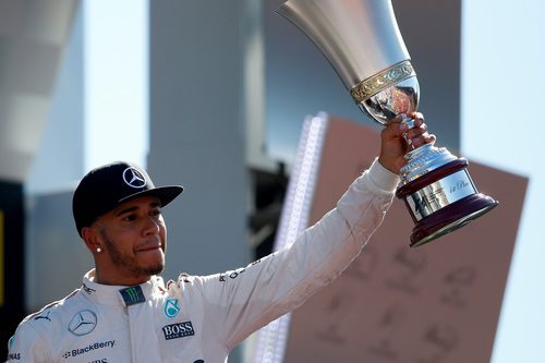 Lewis Hamilton levanta la copa del ganador