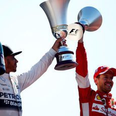 Lewis Hamilton y Sebastian Vettel levantan sus copas