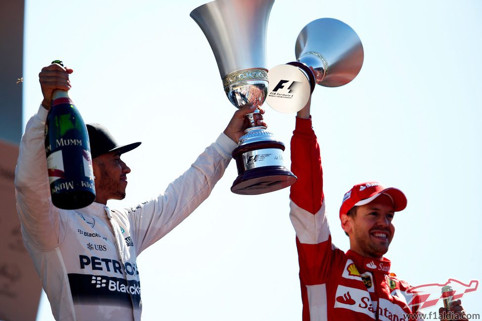 Lewis Hamilton y Sebastian Vettel levantan sus copas