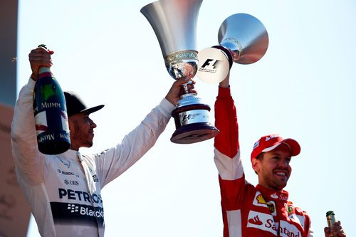 Lewis Hamilton y Sebastian Vettel levantan sus copas