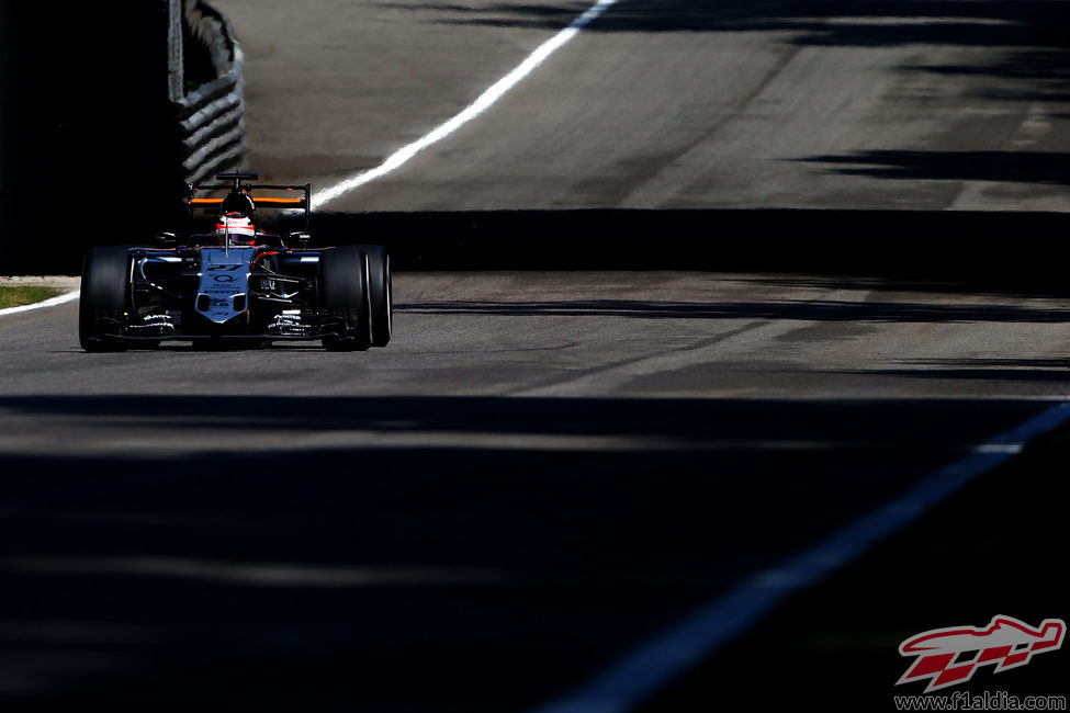 Nico Hülkenberg rueda con el DRS activado