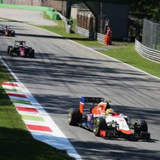 Roberto Merhi rueda por delante de los McLaren