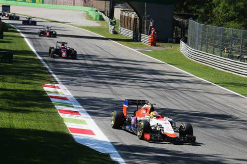 Roberto Merhi rueda por delante de los McLaren