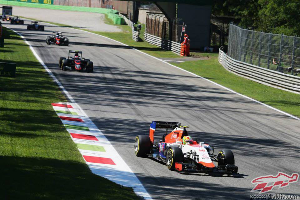 Roberto Merhi rueda por delante de los McLaren