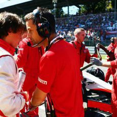 Roberto Merhi ultima la estrategia antes de comenzar la carrera