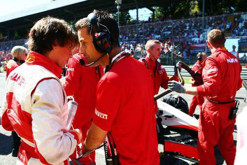 Roberto Merhi ultima la estrategia antes de comenzar la carrera