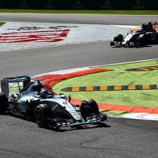 Sergio Pérez persigue a Nico Rosberg