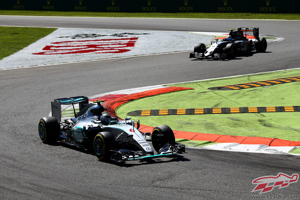 Sergio Pérez persigue a Nico Rosberg