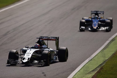 Nico Hülkenberg sufre para mantener detrás a Ericsson