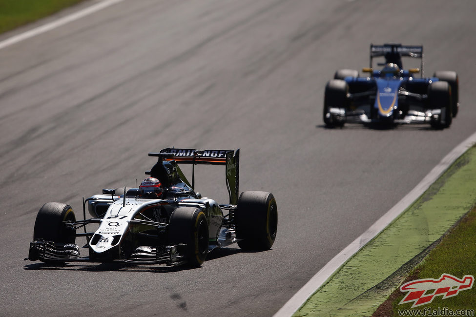 Nico Hülkenberg sufre para mantener detrás a Ericsson