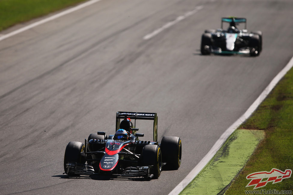 Fernando Alonso rueda con neumáticos blandos