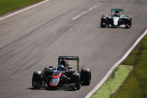 Fernando Alonso rueda con neumáticos blandos