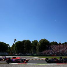 Los dos McLaren suben posiciones en la salida