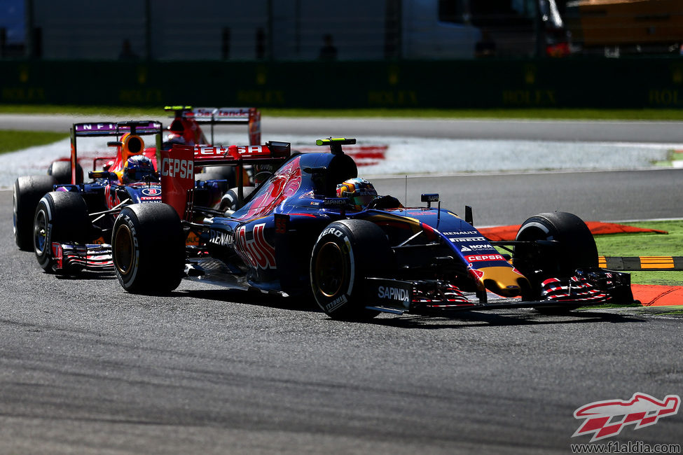 Carlos Sainz rueda por delante de Ricciardo