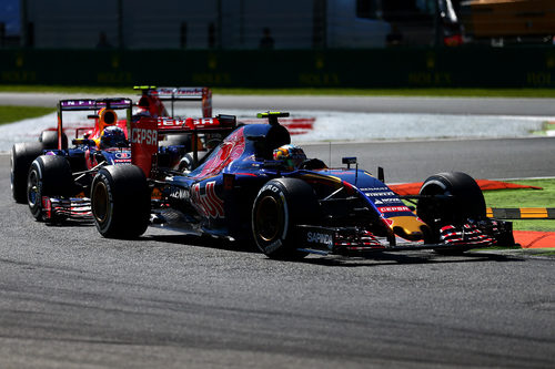 Carlos Sainz rueda por delante de Ricciardo