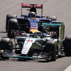 Max Verstappen sigue a Lewis Hamilton