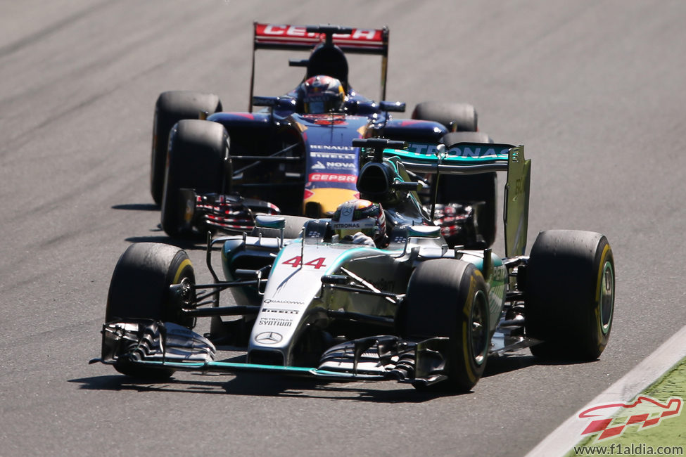 Max Verstappen sigue a Lewis Hamilton