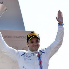 Felipe Massa con su trofeo en el podio