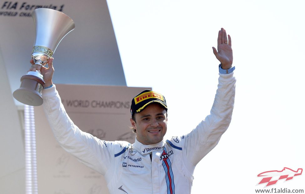 Felipe Massa con su trofeo en el podio