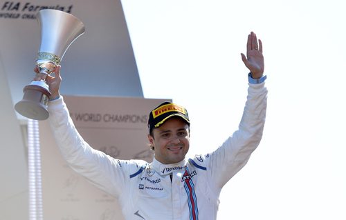 Felipe Massa con su trofeo en el podio