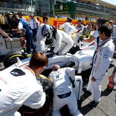 Valtteri Bottas en la parrilla antes de tomar la salida