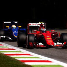 Marcus Ericsson lucha con Kimi Raikkonen por posición