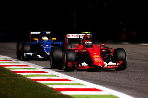 Marcus Ericsson lucha con Kimi Raikkonen por posición