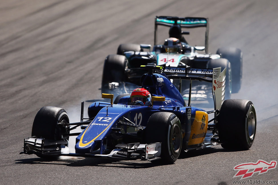 Felipe Nasr se pasa de frenada cuando Hamilton se reincorpora por detrás suyo