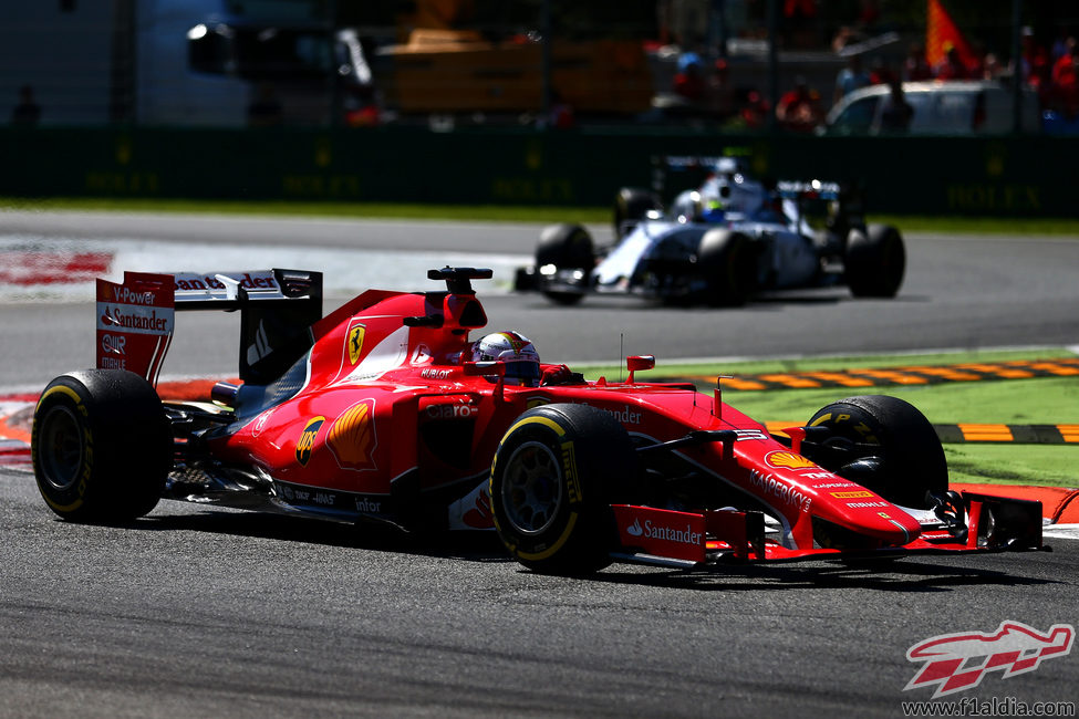 Sebastian Vettel rueda en segunda posición