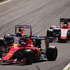 Kimi Räikkönen rueda por delante de Kvyat