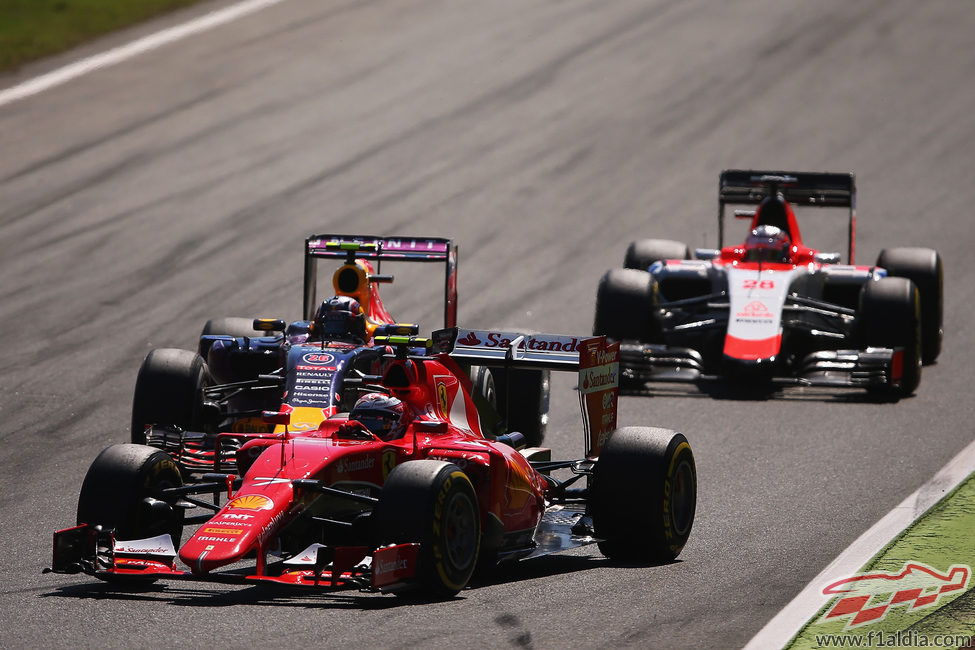 Kimi Räikkönen rueda por delante de Kvyat