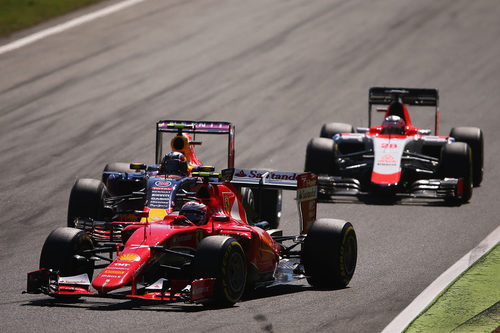 Kimi Räikkönen rueda por delante de Kvyat