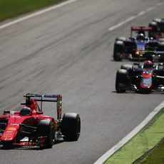 Kimi Räikkönen rueda por delante de Button