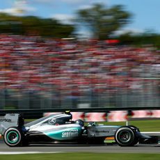 Nico Rosberg rueda con neumáticos medios