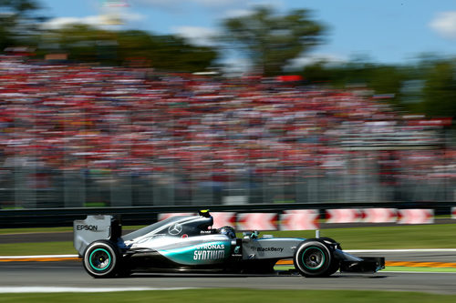 Nico Rosberg rueda con neumáticos medios