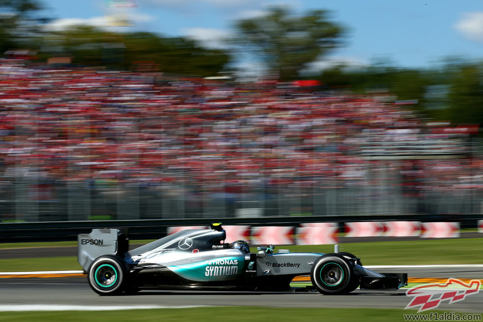 Nico Rosberg rueda con neumáticos medios