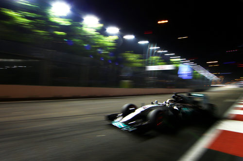 Lewis Hamilton, por detrás de Nico Rosberg