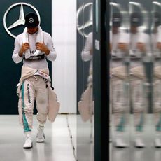 Lewis Hamilton abandona el box