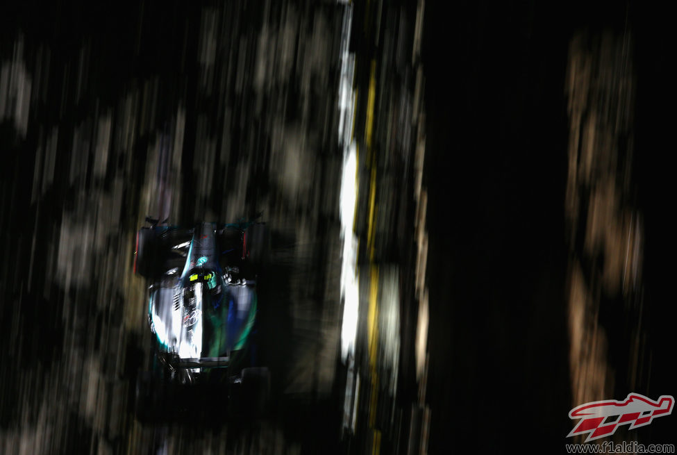 Nico Rosberg bajo las luces de Singapur