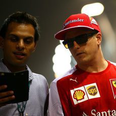 Kimi Räikkönen con un aficionado