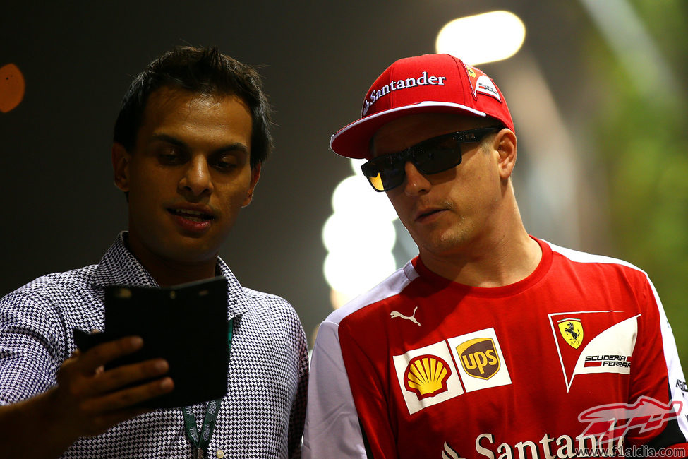 Kimi Räikkönen con un aficionado