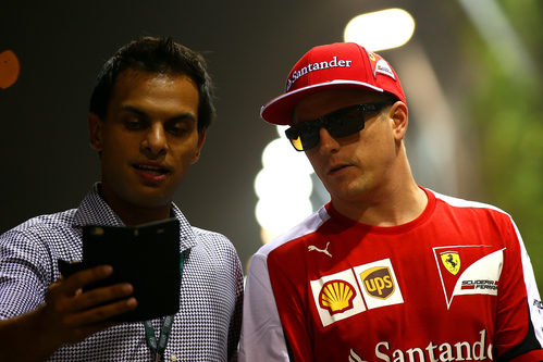 Kimi Räikkönen con un aficionado