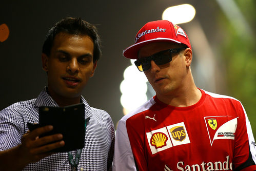 Kimi Räikkönen con un aficionado