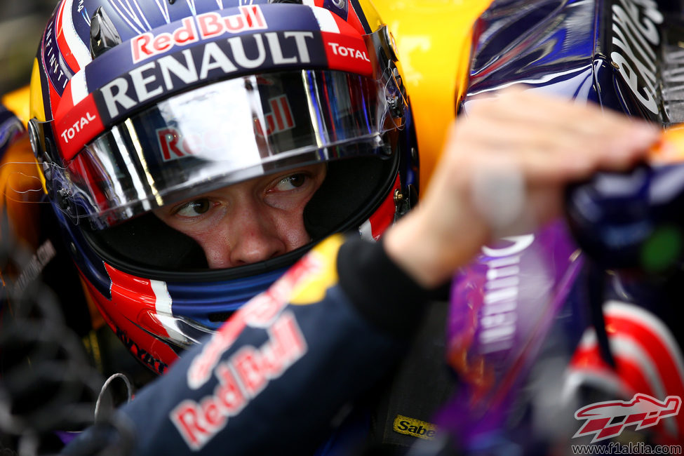 Daniil Kvyat en boxes