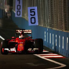 Sebastian Vettel a punto de rozar el muro