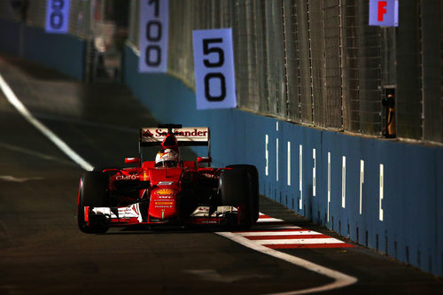 Sebastian Vettel a punto de rozar el muro