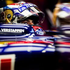 La atenta mirada de Max Verstappen