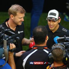 Pastor Maldonado atendiendo a la prensa