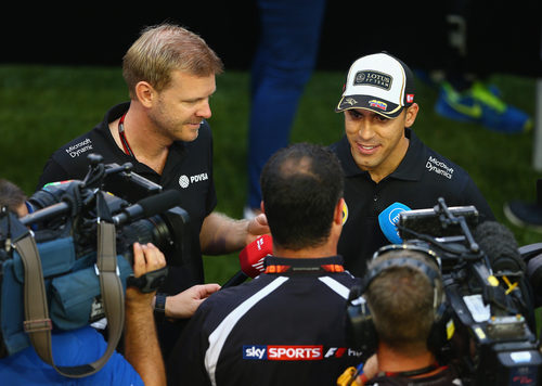 Pastor Maldonado atendiendo a la prensa