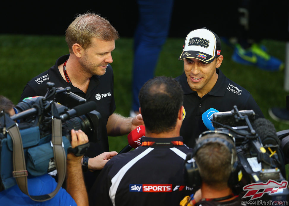 Pastor Maldonado atendiendo a la prensa